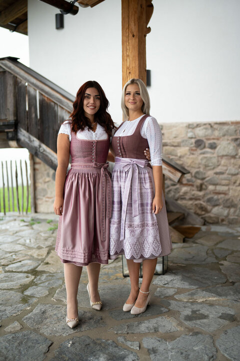 schlichte Midi Dirndl finden Sie im Trachten Shop Zell