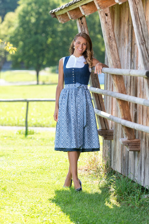 Schlichtes Dirndl mit Knopfleiste und toller Baumwollschürze